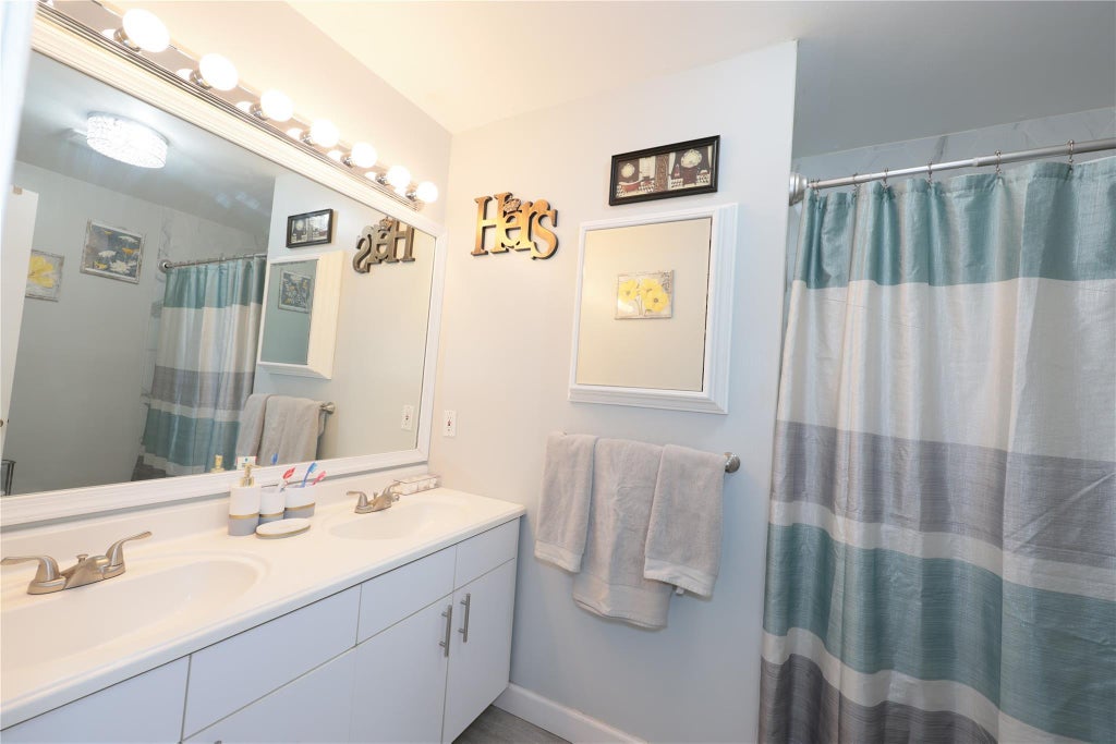 7 of 17 - 15 Goldenwood Circle, Central Islip, NY