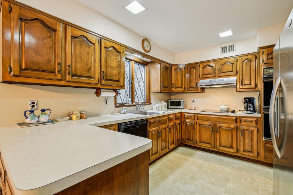 7 of 27 - 11 Woodcutters Path, Nissequogue, NY