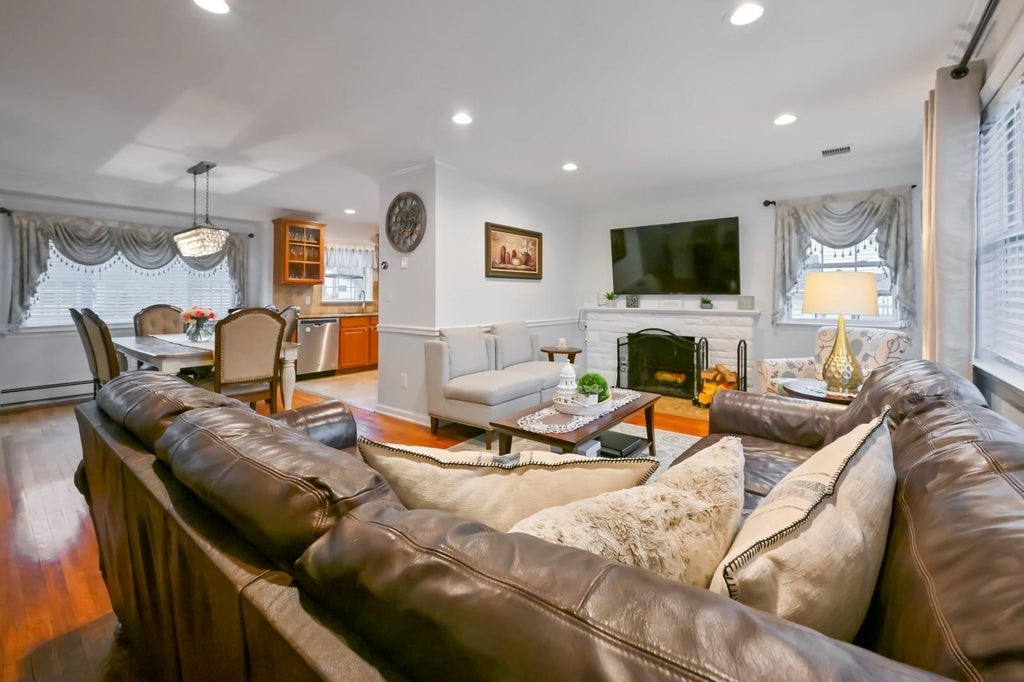 9 of 28 - 1483 Plum Lane, East Meadow, NY