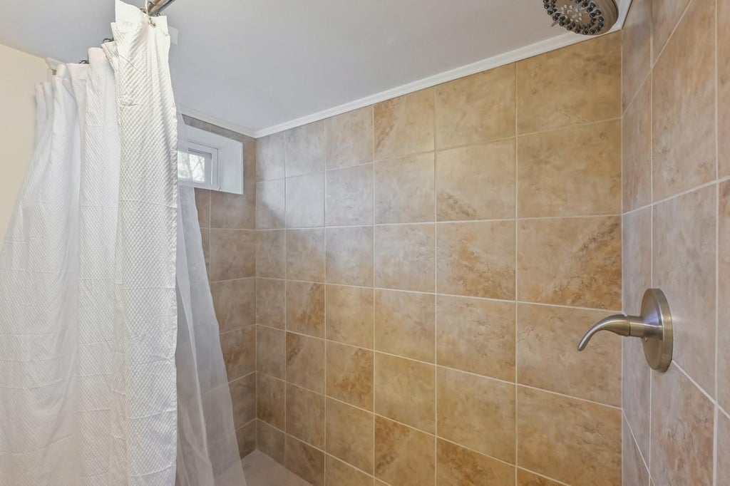18 of 28 - 1483 Plum Lane, East Meadow, NY