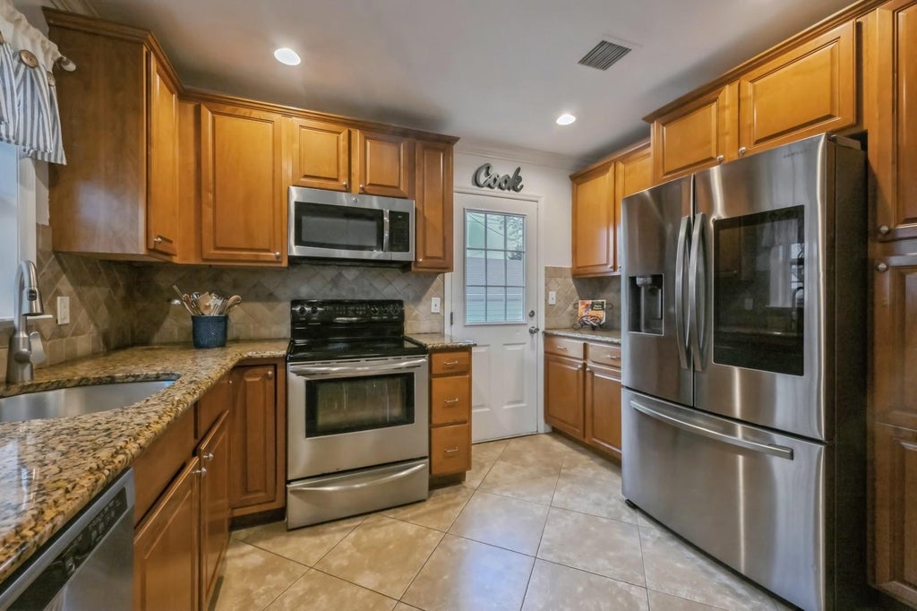 3 of 28 - 1483 Plum Lane, East Meadow, NY