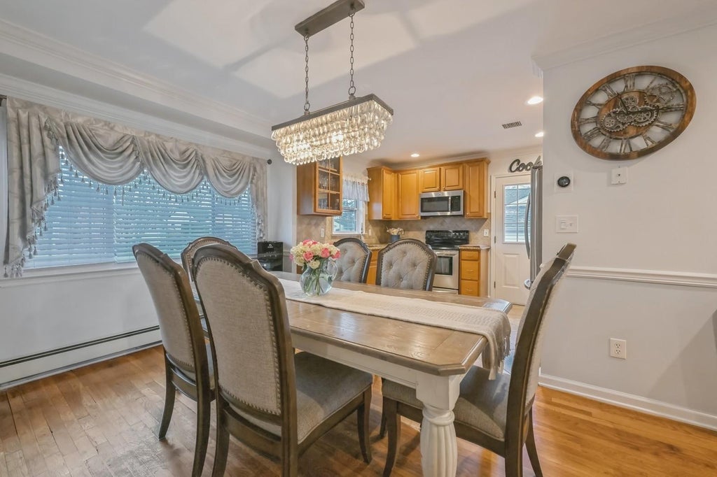 7 of 28 - 1483 Plum Lane, East Meadow, NY