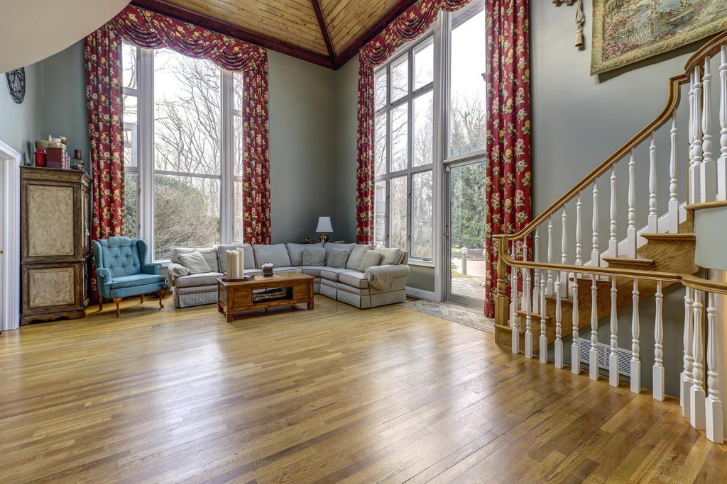 9 of 50 - 121 Laurel Lane, Syosset, NY