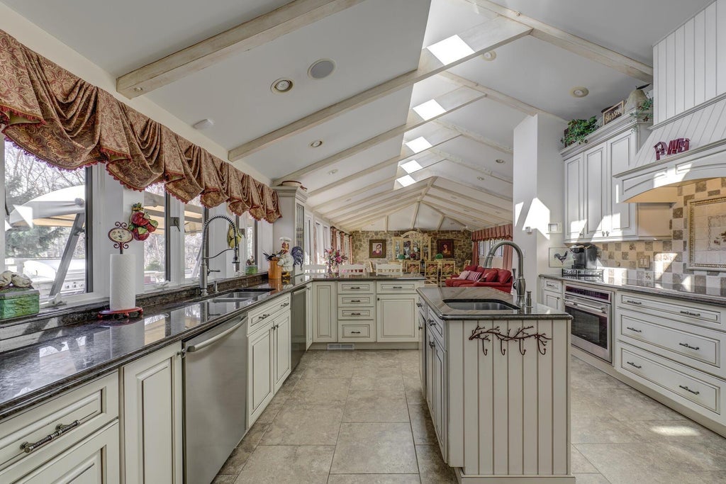13 of 50 - 121 Laurel Lane, Syosset, NY