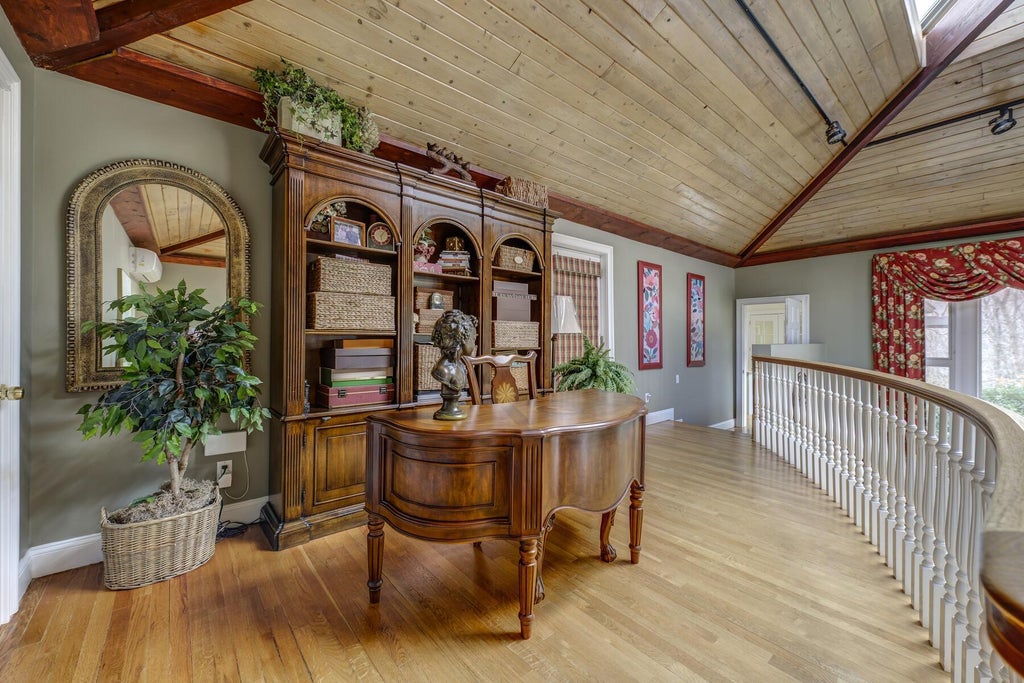 19 of 50 - 121 Laurel Lane, Syosset, NY