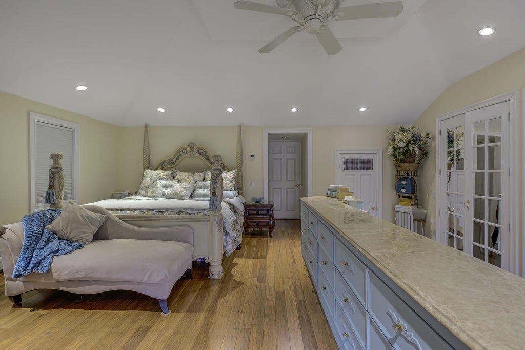 21 of 50 - 121 Laurel Lane, Syosset, NY