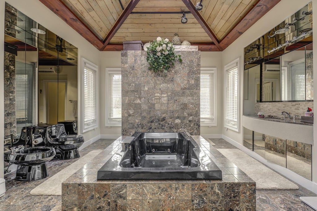 22 of 50 - 121 Laurel Lane, Syosset, NY