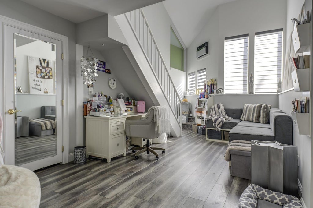 23 of 50 - 121 Laurel Lane, Syosset, NY