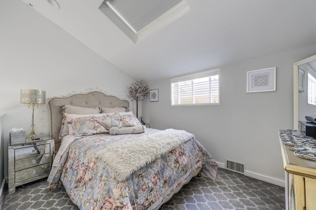 24 of 50 - 121 Laurel Lane, Syosset, NY