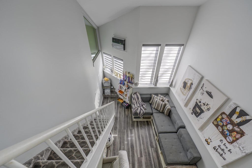 25 of 50 - 121 Laurel Lane, Syosset, NY