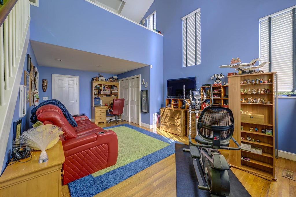 26 of 50 - 121 Laurel Lane, Syosset, NY