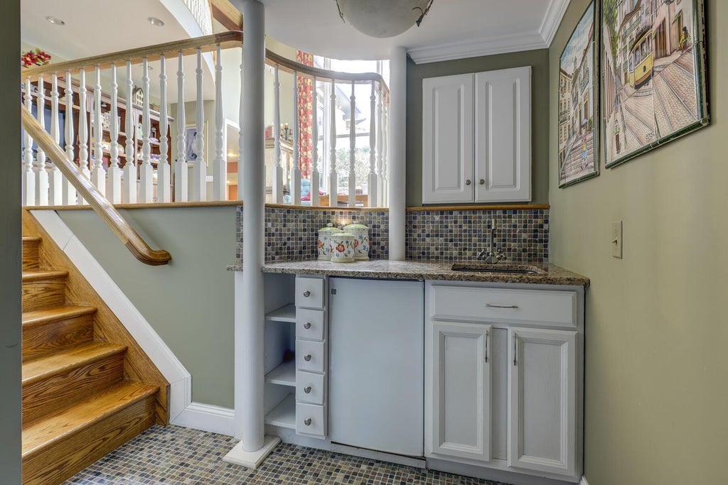 32 of 50 - 121 Laurel Lane, Syosset, NY