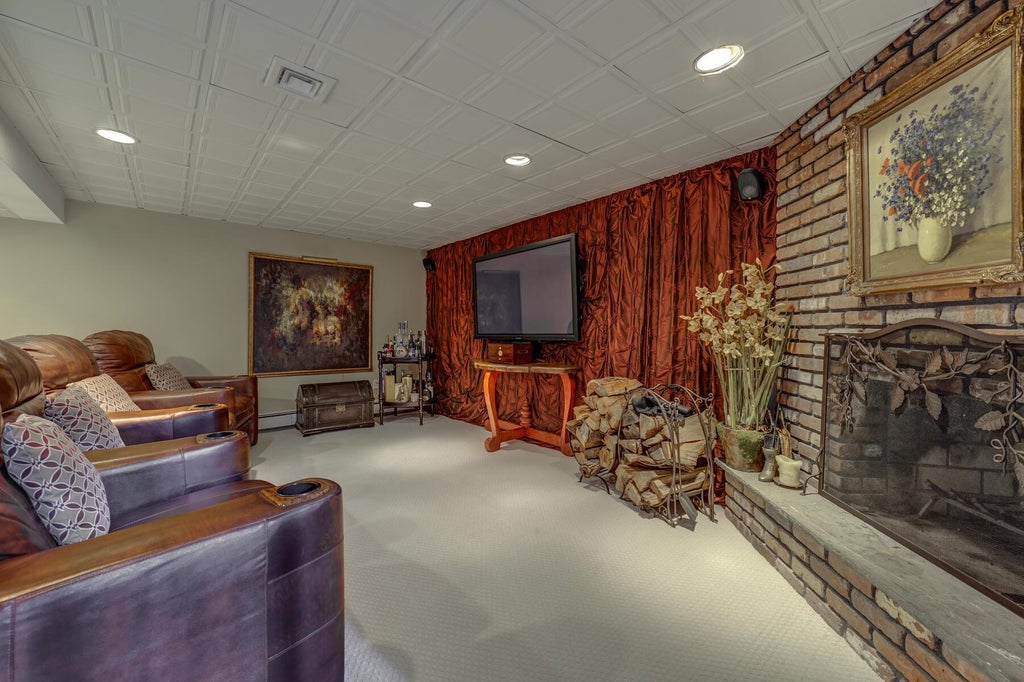 33 of 50 - 121 Laurel Lane, Syosset, NY