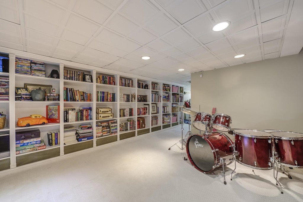 34 of 50 - 121 Laurel Lane, Syosset, NY