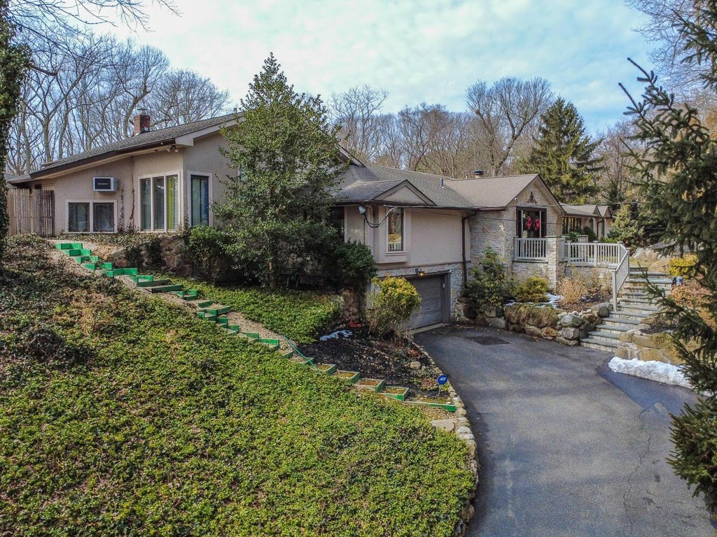 3 of 49 - 121 Laurel Lane, Laurel Hollow, NY