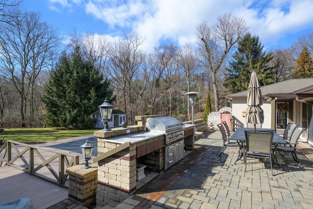 42 of 50 - 121 Laurel Lane, Syosset, NY