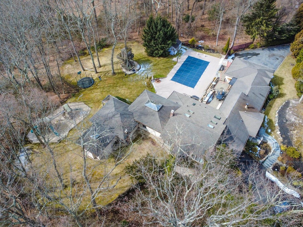 4 of 50 - 121 Laurel Lane, Syosset, NY