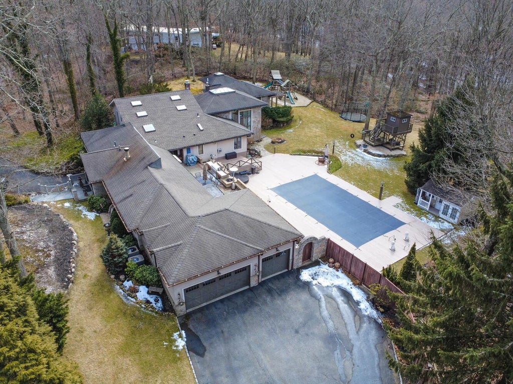 4 of 49 - 121 Laurel Lane, Laurel Hollow, NY