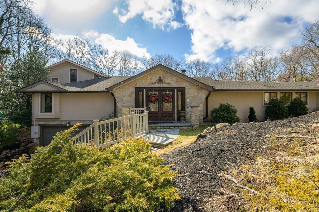 5 of 50 - 121 Laurel Lane, Syosset, NY