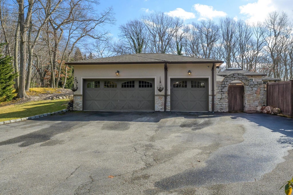 6 of 50 - 121 Laurel Lane, Syosset, NY