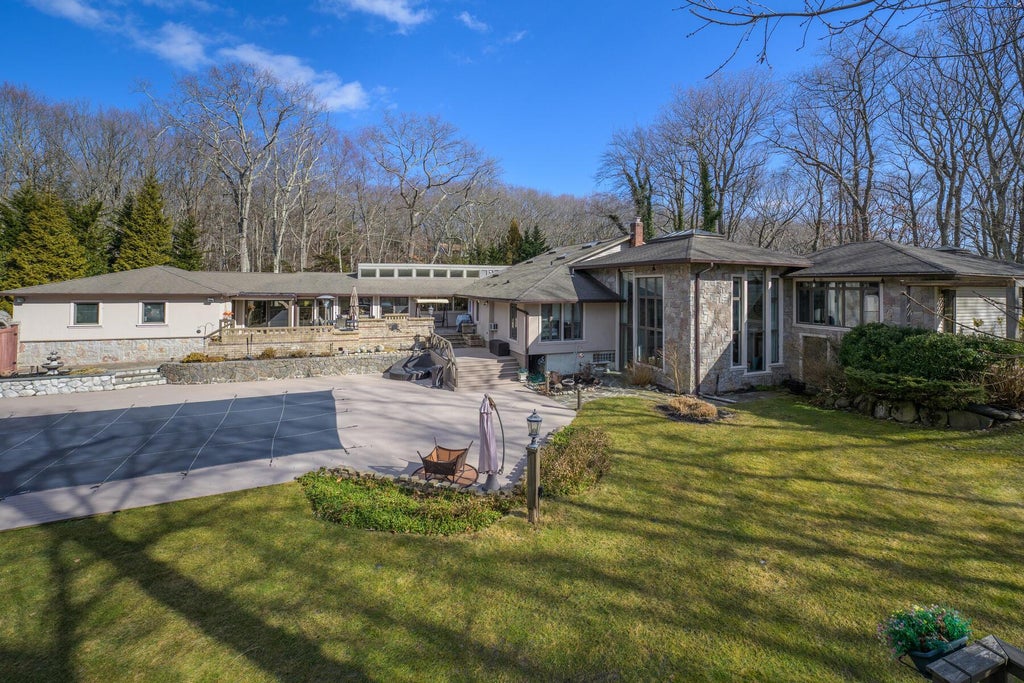 7 of 50 - 121 Laurel Lane, Syosset, NY