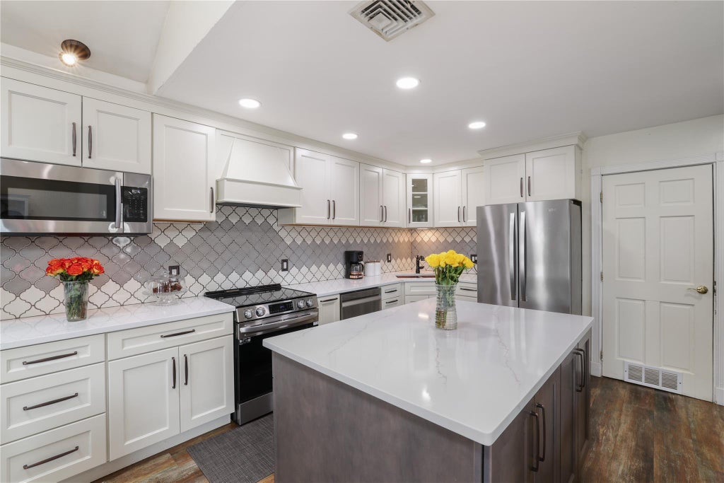 8 of 26 - 436 Raft Avenue, Holbrook, NY