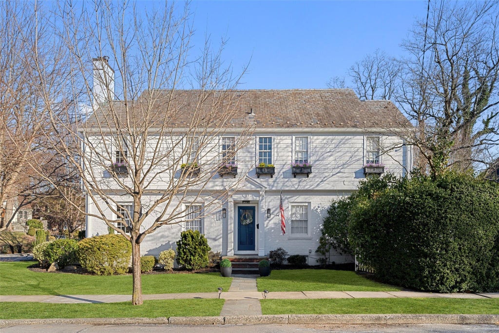 1 of 32 - 1 Cambridge Court, Larchmont, NY