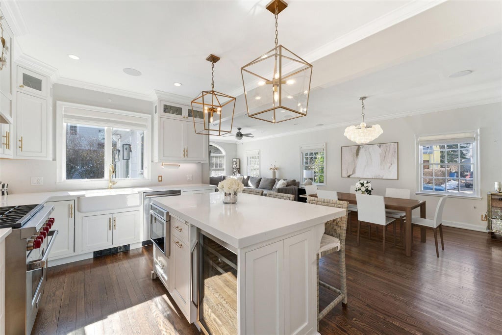 9 of 32 - 1 Cambridge Court, Larchmont, NY