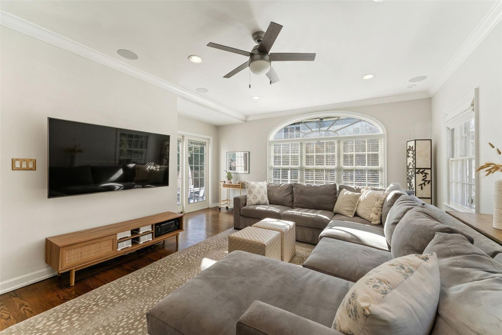 12 of 32 - 1 Cambridge Court, Larchmont, NY