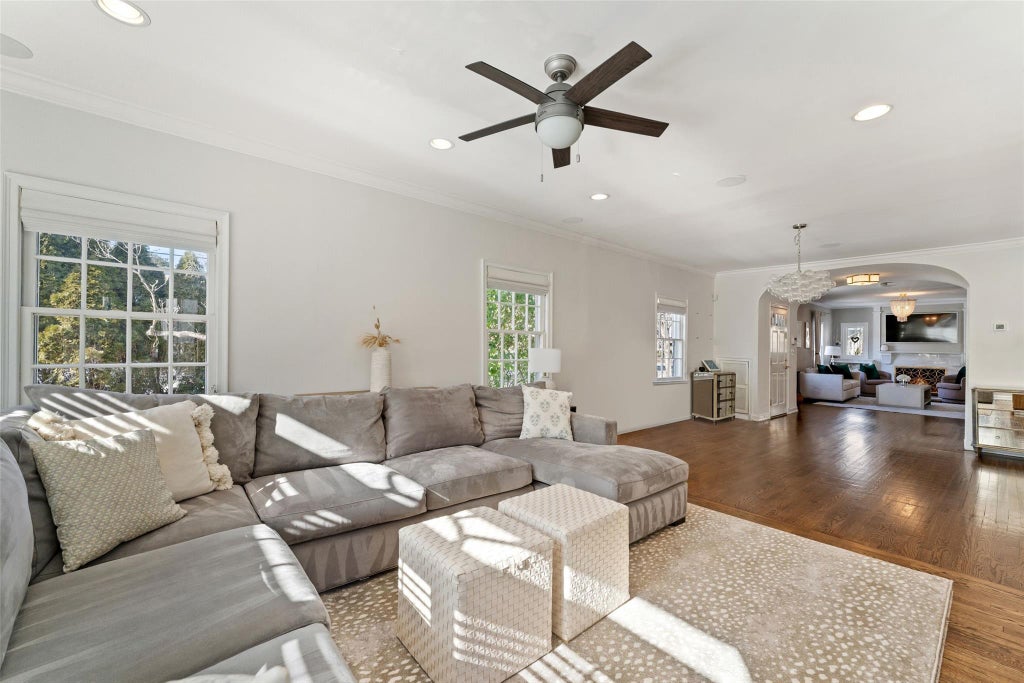 13 of 32 - 1 Cambridge Court, Larchmont, NY