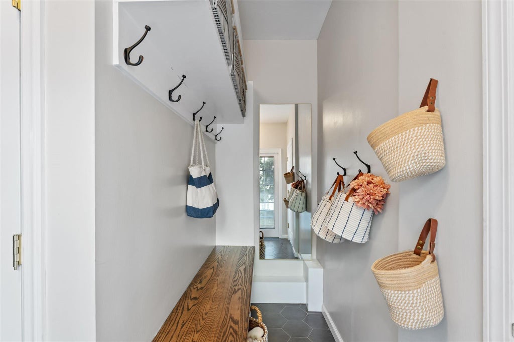 14 of 32 - 1 Cambridge Court, Larchmont, NY