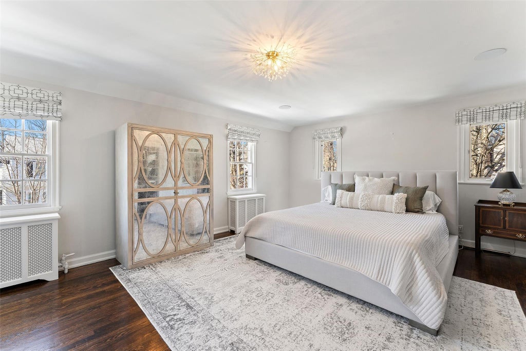 16 of 32 - 1 Cambridge Court, Larchmont, NY