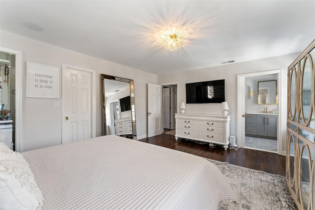 17 of 32 - 1 Cambridge Court, Larchmont, NY