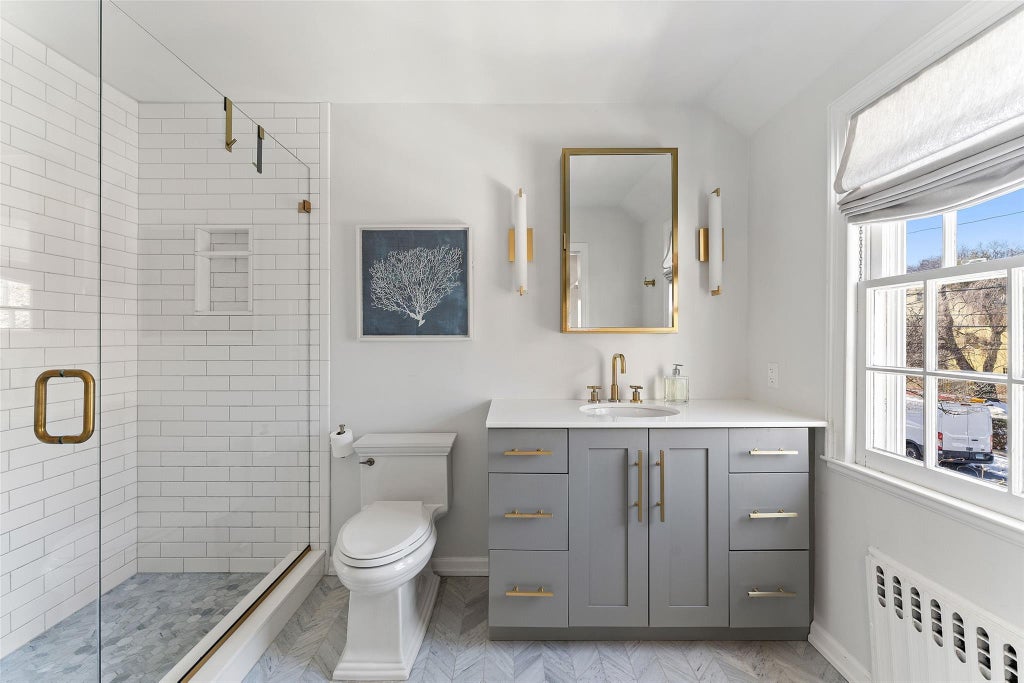 18 of 32 - 1 Cambridge Court, Larchmont, NY