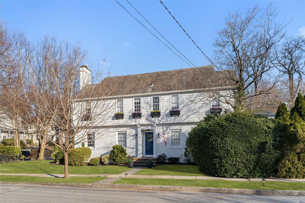 1 of 32 - 1 Cambridge Court, Larchmont, NY