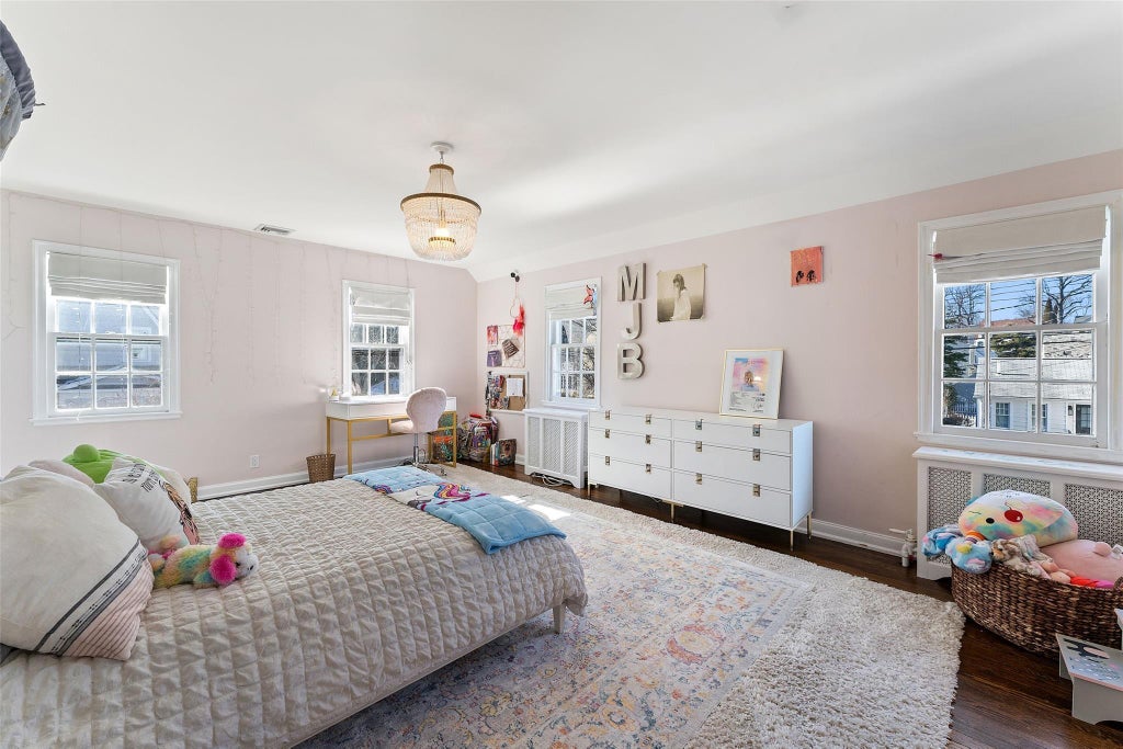 21 of 32 - 1 Cambridge Court, Larchmont, NY