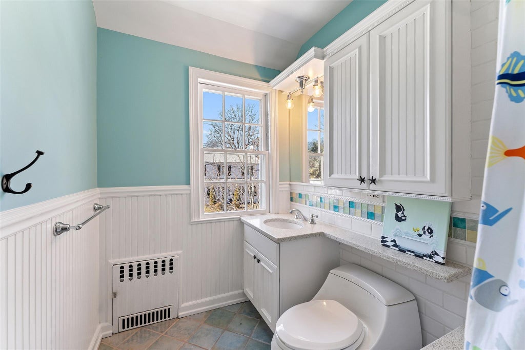 22 of 32 - 1 Cambridge Court, Larchmont, NY