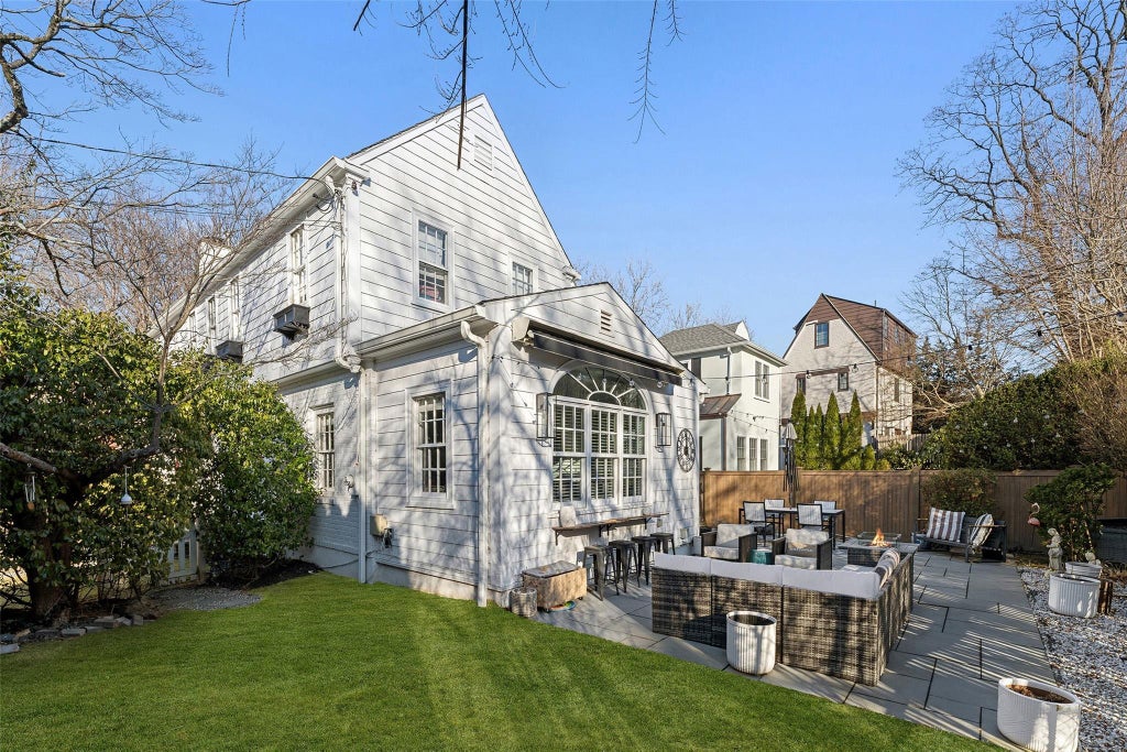 24 of 32 - 1 Cambridge Court, Larchmont, NY