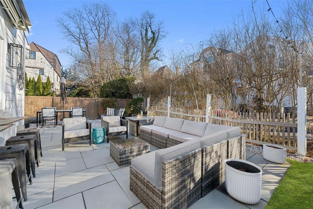 25 of 32 - 1 Cambridge Court, Larchmont, NY