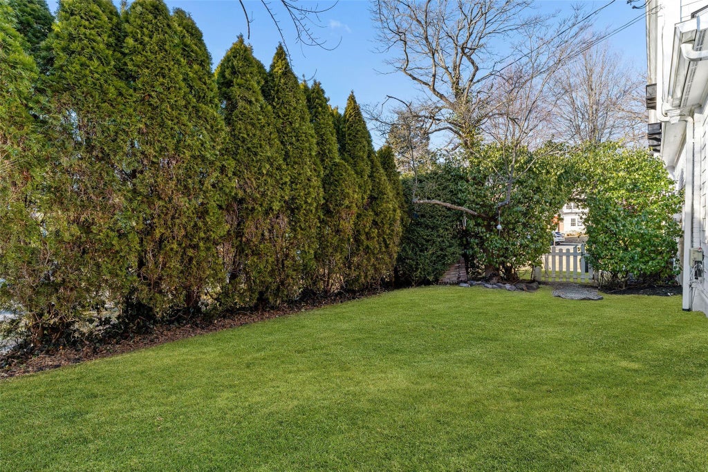 27 of 32 - 1 Cambridge Court, Larchmont, NY