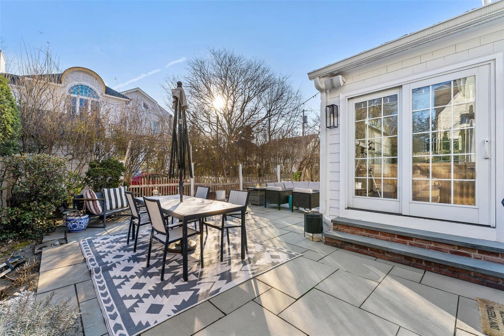 28 of 32 - 1 Cambridge Court, Larchmont, NY