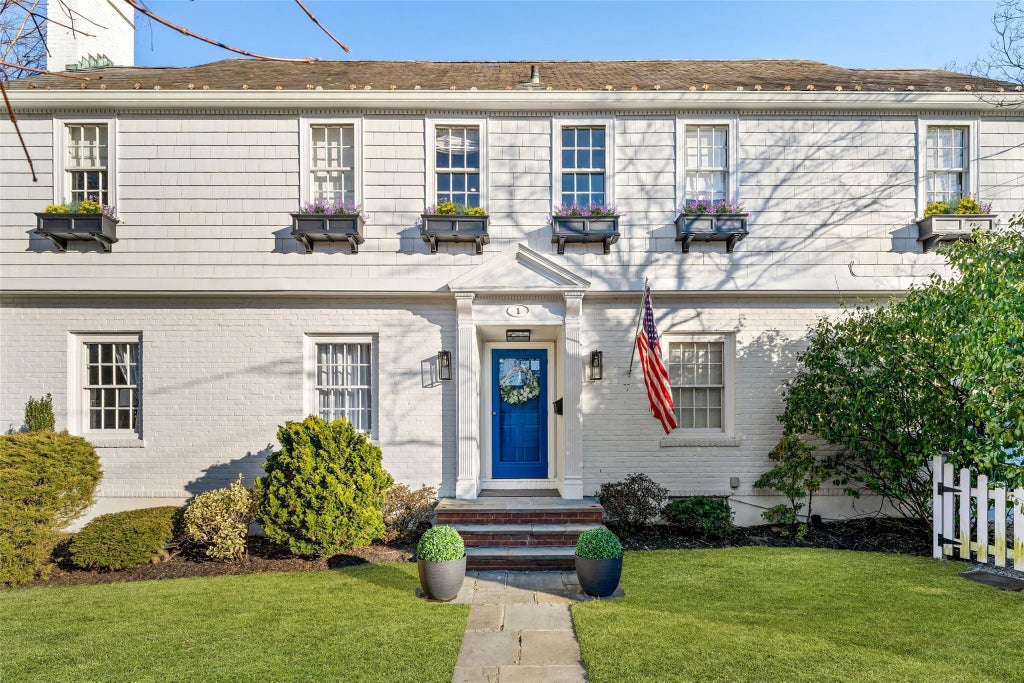 2 of 32 - 1 Cambridge Court, Larchmont, NY