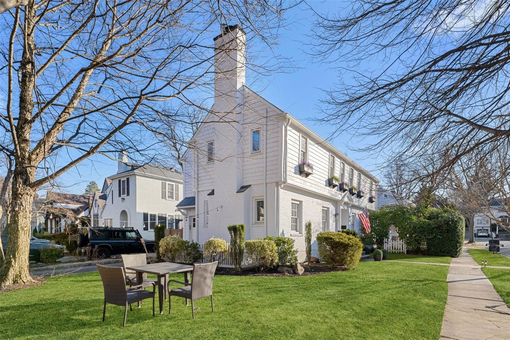 3 of 32 - 1 Cambridge Court, Larchmont, NY