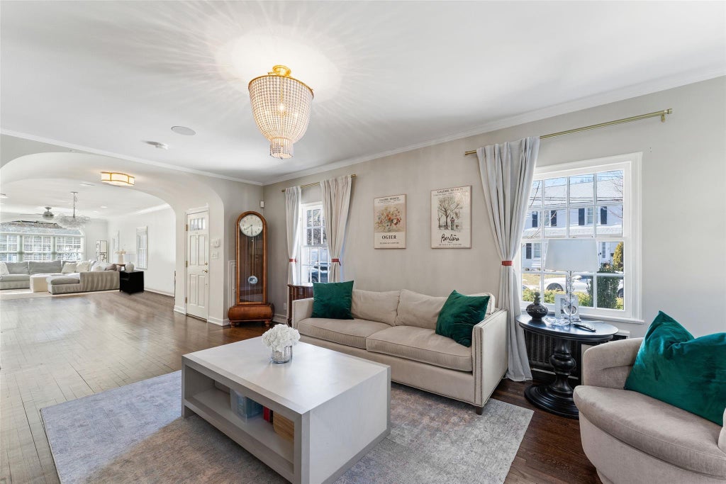 6 of 32 - 1 Cambridge Court, Larchmont, NY