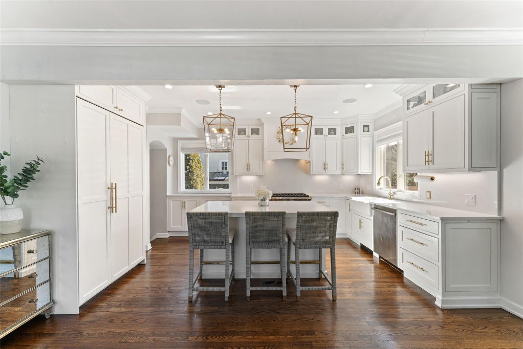 8 of 32 - 1 Cambridge Court, Larchmont, NY