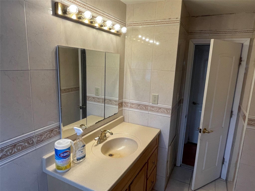 11 of 14 - 607 Myrtle Avenue, West Islip, NY