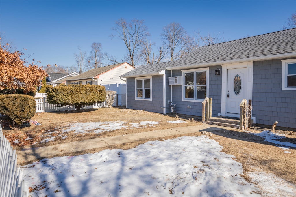 1 of 21 - 1415 Brooklyn Boulevard, Bay Shore, NY
