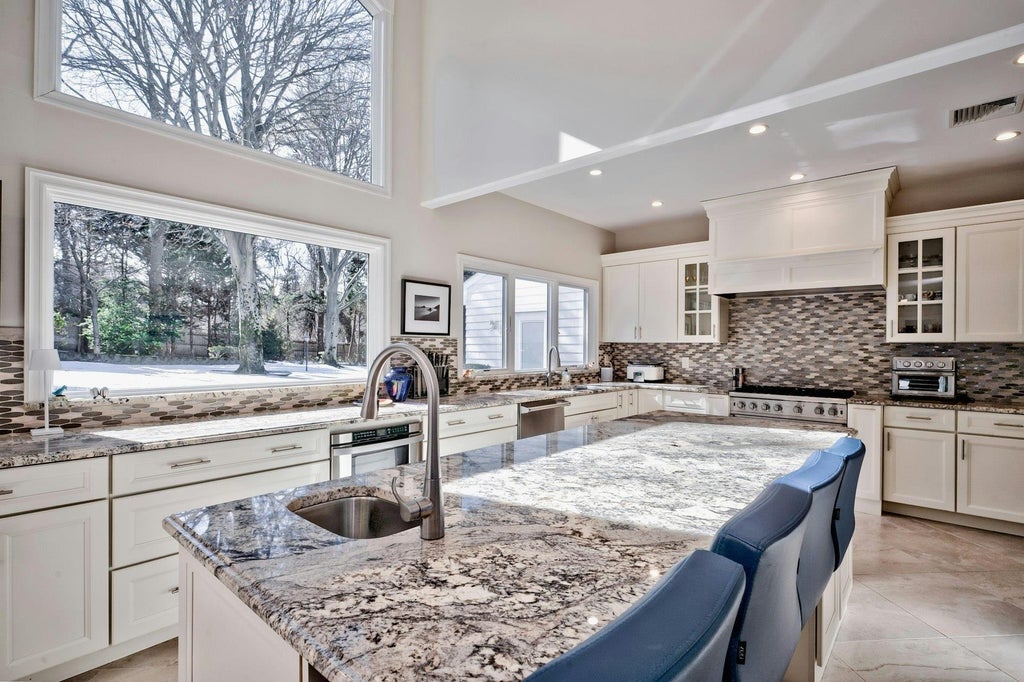9 of 31 - 2 Woodland Drive, Sands Point, NY