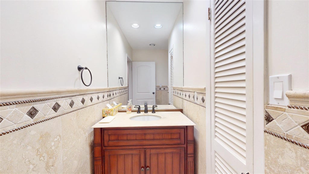 13 of 23 - 17 Ronan Road, Glen Cove, NY