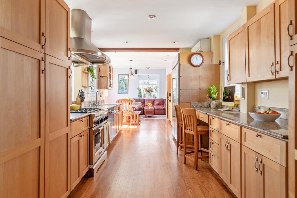 15 of 36 - 147 Windsor Avenue, Brightwaters, NY